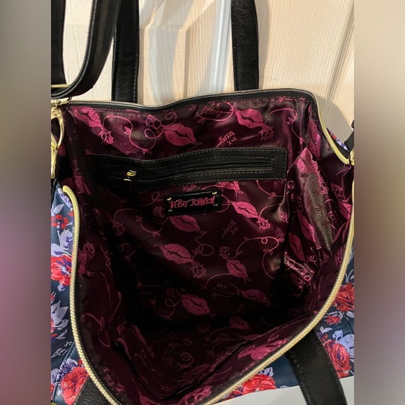 Vintage Y2K Goth HUGE Betsey Johnson Skulls & Flowers crossbody satchel handbag - Picture 10 of 11